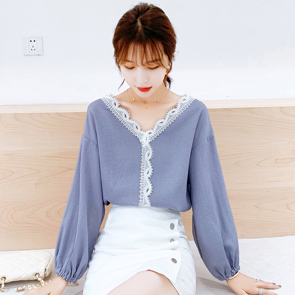 Μοντέρνα γυναικεία μπλούζα με λαιμόκοψη στο μπλε χρώμα