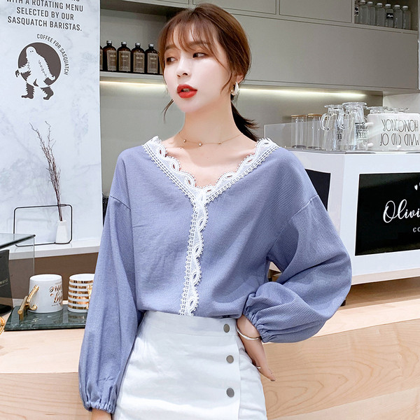 Μοντέρνα γυναικεία μπλούζα με λαιμόκοψη στο μπλε χρώμα