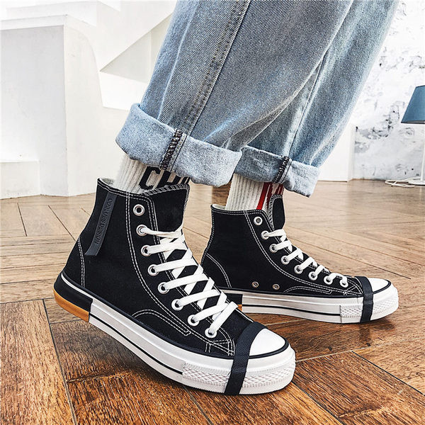 Μοντέρνα ανδρικά αθλητικά παπούτσια με κορδόνια σε λευκό και μαύρο χρώμα