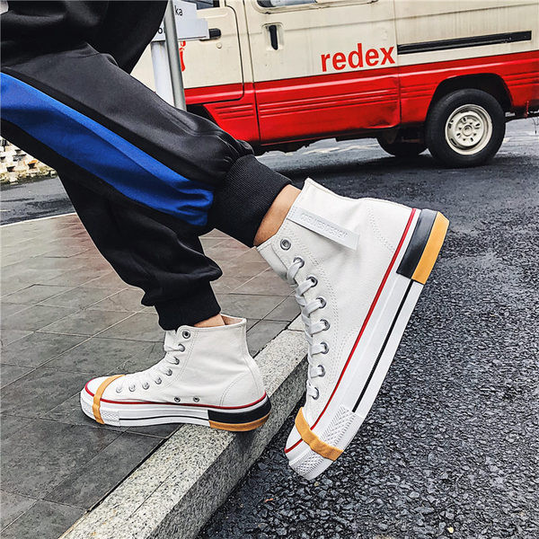 Μοντέρνα ανδρικά αθλητικά παπούτσια με κορδόνια σε λευκό και μαύρο χρώμα