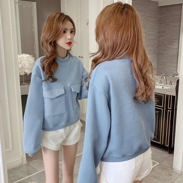 Μοντέρνα γυναικεία μπλούζα με τσέπες και κολάρο με μπλε και πράσινο χρώμα