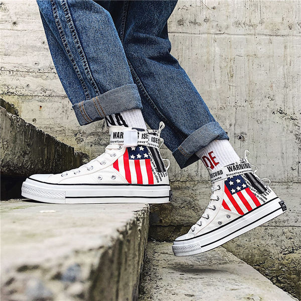 Modern férfi tornacipő fekete-fehér rátéttel és fűzővel