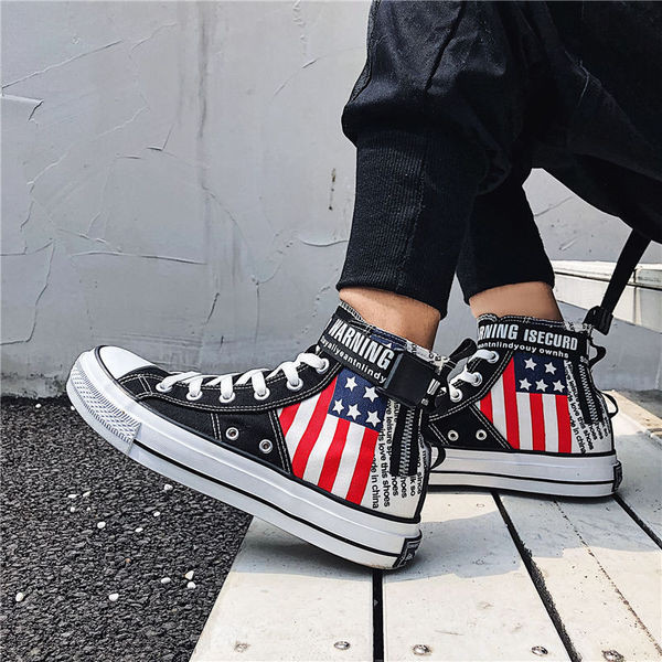 Modern férfi tornacipő fekete-fehér rátéttel és fűzővel