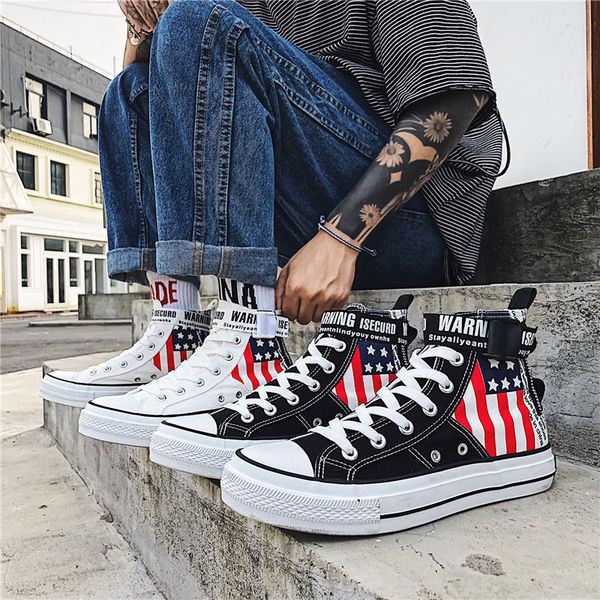 Modern férfi tornacipő fekete-fehér rátéttel és fűzővel