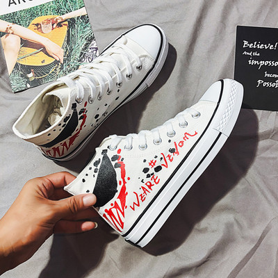 Μοντέρνα αθλητικά ανδρικά παπούτσια  με κορδόνια και εφαρμογές σε λευκό και μαύρο χρώμα