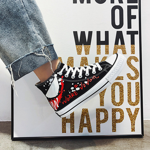 Μοντέρνα αθλητικά ανδρικά παπούτσια  με κορδόνια και εφαρμογές σε λευκό και μαύρο χρώμα