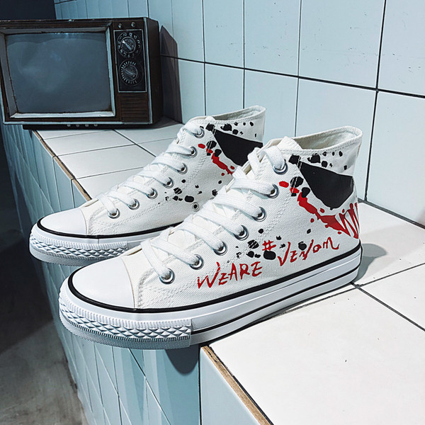 Μοντέρνα αθλητικά ανδρικά παπούτσια  με κορδόνια και εφαρμογές σε λευκό και μαύρο χρώμα