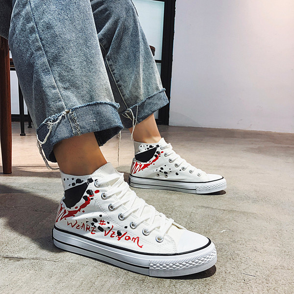 Μοντέρνα αθλητικά ανδρικά παπούτσια  με κορδόνια και εφαρμογές σε λευκό και μαύρο χρώμα