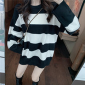 Hosszú és széles csíkos pulóver fekete-fehér színben