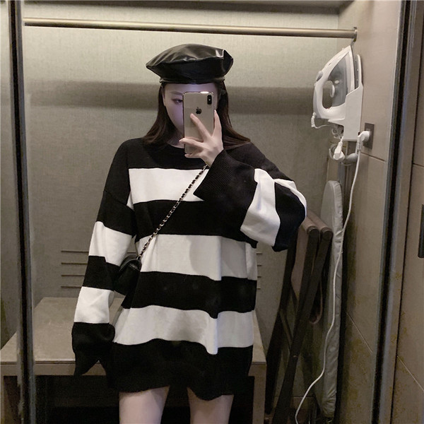 Hosszú és széles csíkos pulóver fekete-fehér színben