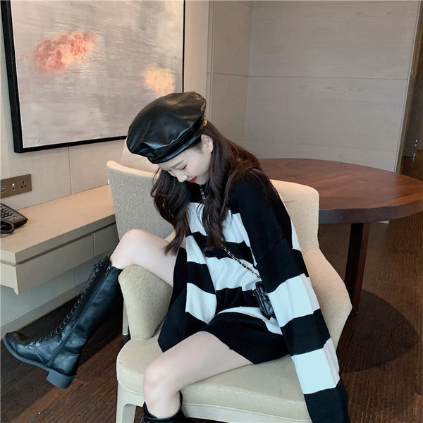 Hosszú és széles csíkos pulóver fekete-fehér színben