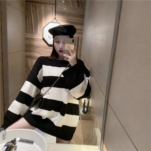 Hosszú és széles csíkos pulóver fekete-fehér színben