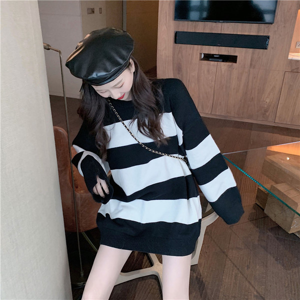 Hosszú és széles csíkos pulóver fekete-fehér színben