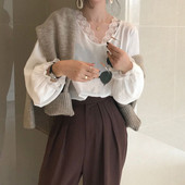 Fehér női blúz spitz nyakkivágással és csipkével