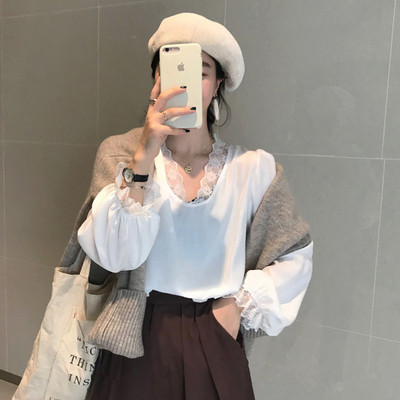 Fehér női blúz spitz nyakkivágással és csipkével