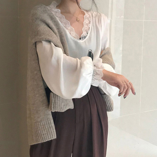 Fehér női blúz spitz nyakkivágással és csipkével