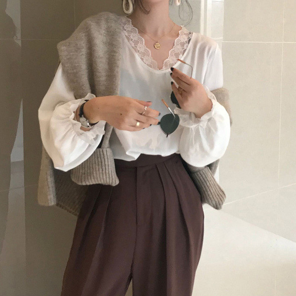 Fehér női blúz spitz nyakkivágással és csipkével