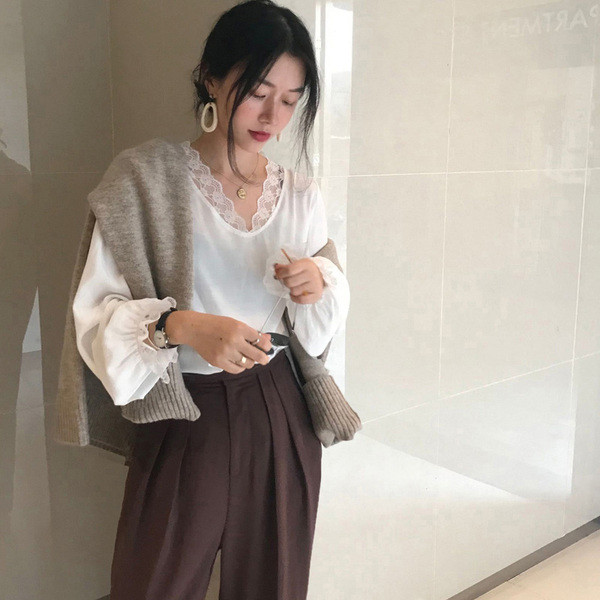 Fehér női blúz spitz nyakkivágással és csipkével