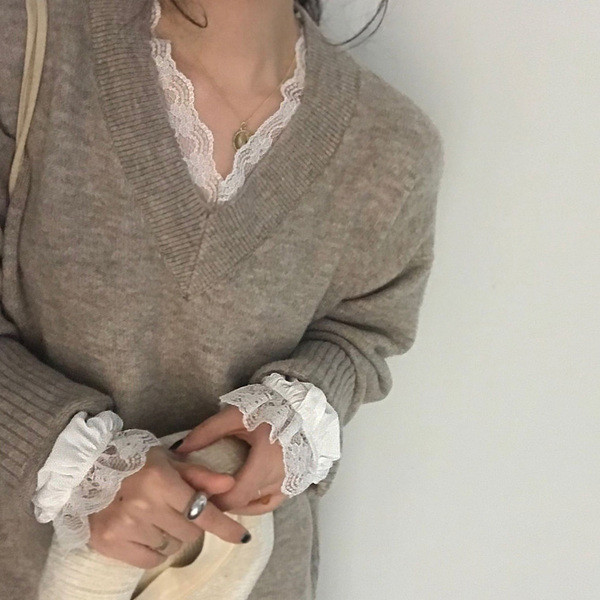 Fehér női blúz spitz nyakkivágással és csipkével