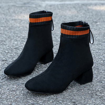 Κομψές γυναικείες μπότες με χοντρό τακούνι σε μπεζ και μαύρο χρώμα