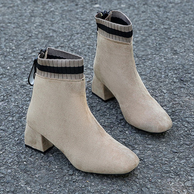 Κομψές γυναικείες μπότες με χοντρό τακούνι σε μπεζ και μαύρο χρώμα