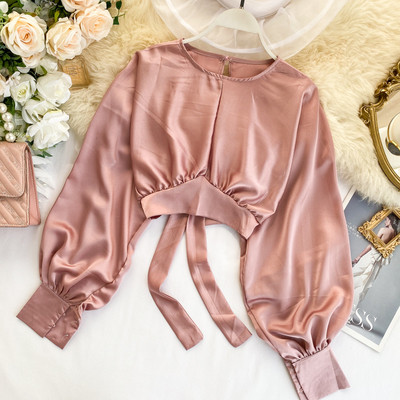 Lezser női rövid blúz nyakkendővel és ovális nyakkivágással több színben