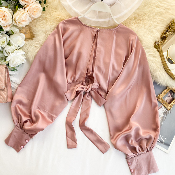 Lezser női rövid blúz nyakkendővel és ovális nyakkivágással több színben