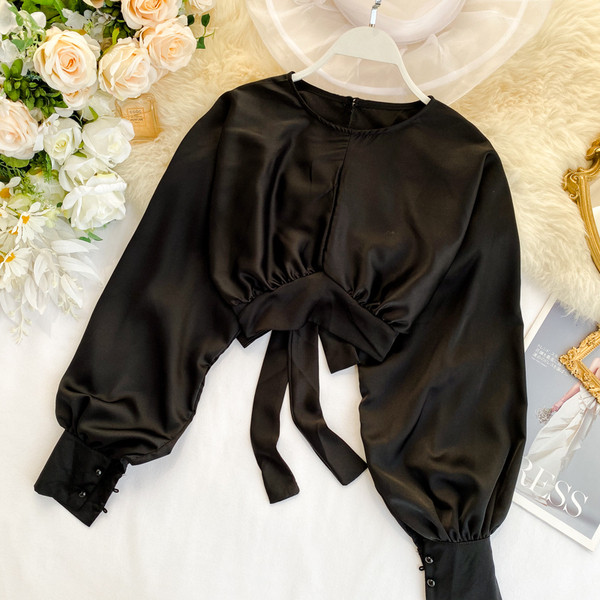 Lezser női rövid blúz nyakkendővel és ovális nyakkivágással több színben