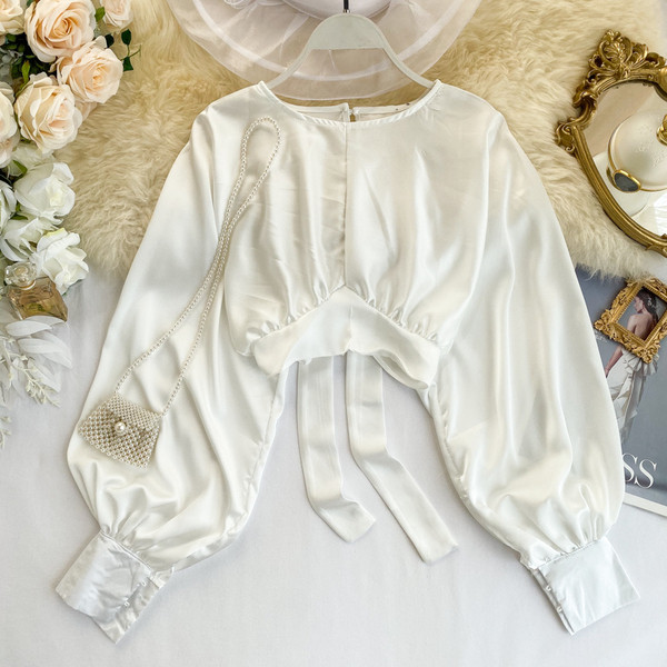 Lezser női rövid blúz nyakkendővel és ovális nyakkivágással több színben