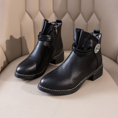 Γυναικείες έκο δερμάτινες μπότες με μεταλλικό στοιχείο σε μαύρο και καφέ χρώμα