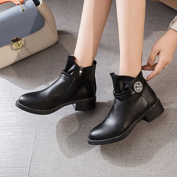 Γυναικείες έκο δερμάτινες μπότες με μεταλλικό στοιχείο σε μαύρο και καφέ χρώμα