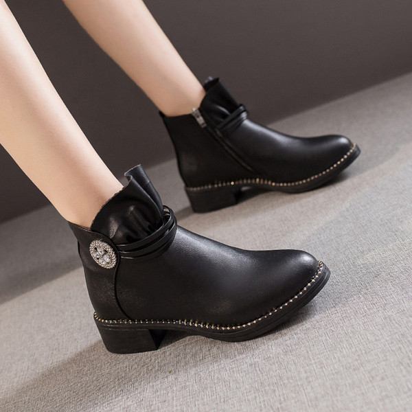 Γυναικείες έκο δερμάτινες μπότες με μεταλλικό στοιχείο σε μαύρο και καφέ χρώμα