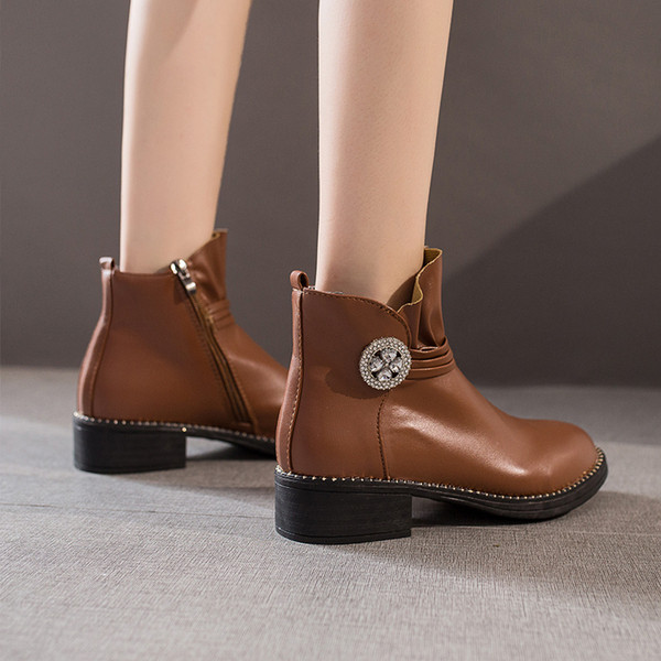 Γυναικείες έκο δερμάτινες μπότες με μεταλλικό στοιχείο σε μαύρο και καφέ χρώμα