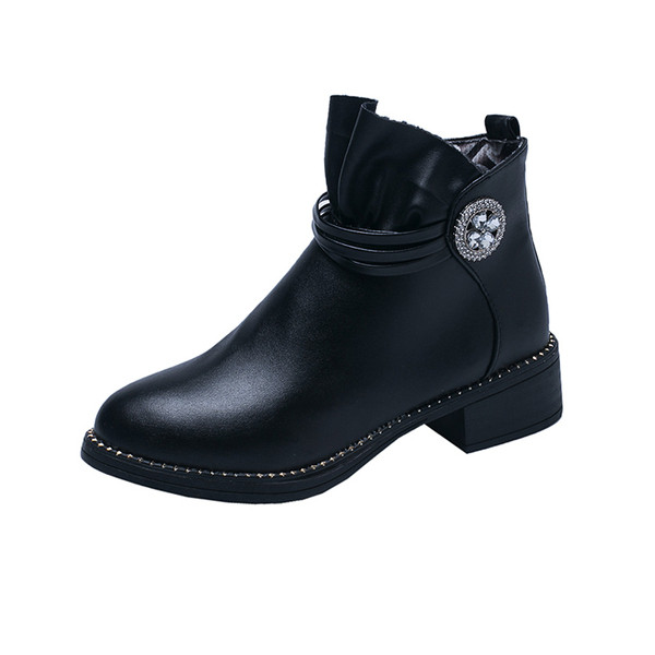 Γυναικείες έκο δερμάτινες μπότες με μεταλλικό στοιχείο σε μαύρο και καφέ χρώμα