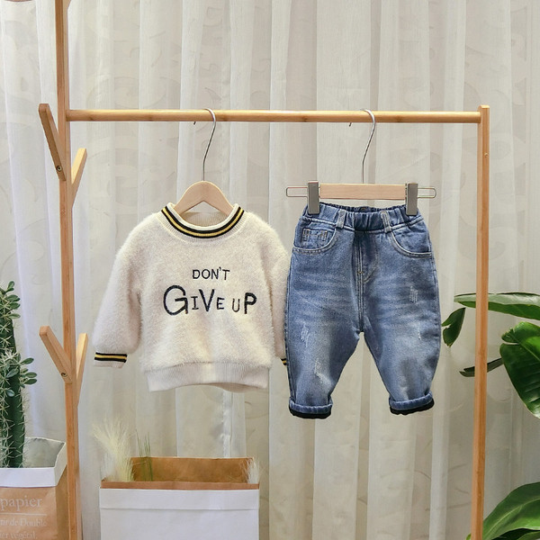 Νέο μοντέλο μοντέρνα παιδικά τζιν με τσέπες και μαλακή επένδυση σε μπλε χρώμα