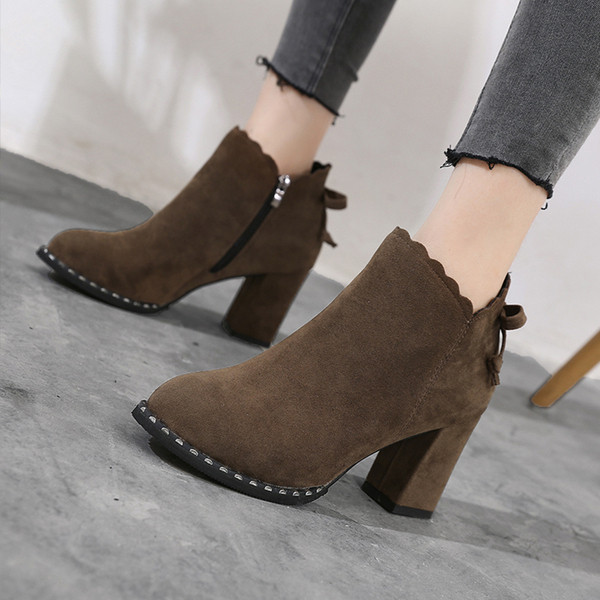 Ghete de dama moderne din piele intoarsa cu toc gros in negru si maro