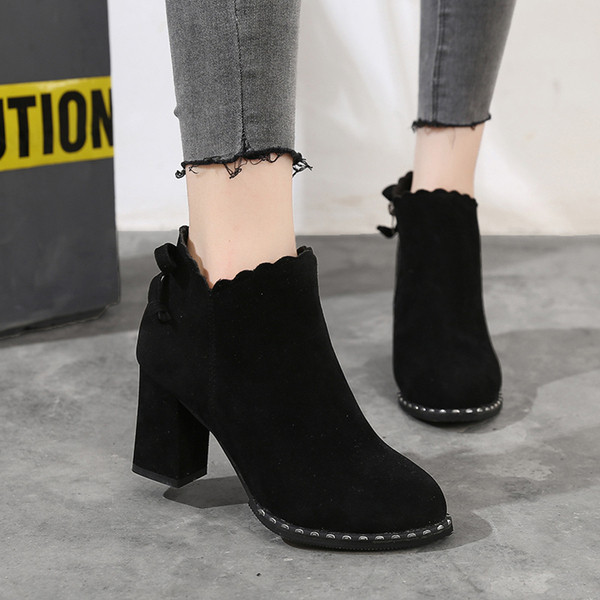 Ghete de dama moderne din piele intoarsa cu toc gros in negru si maro