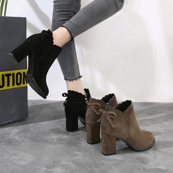 Ghete de dama moderne din piele intoarsa cu toc gros in negru si maro