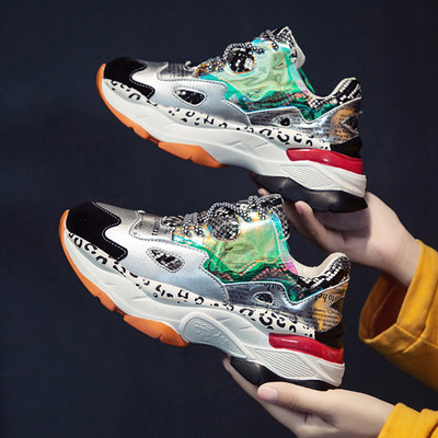 ÚJ Modern női tornacipő színes rátéttel és durva talppal