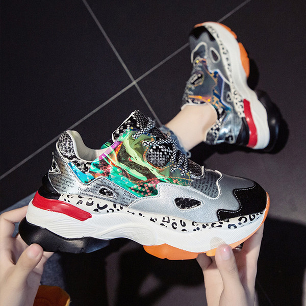 ÚJ Modern női tornacipő színes rátéttel és durva talppal