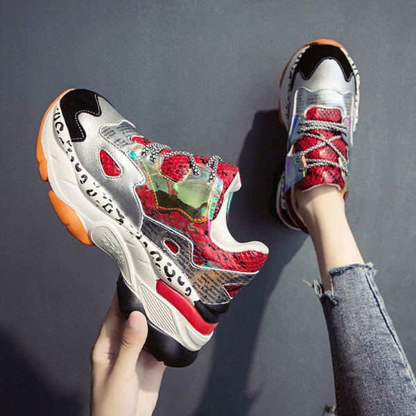 ÚJ Modern női tornacipő színes rátéttel és durva talppal