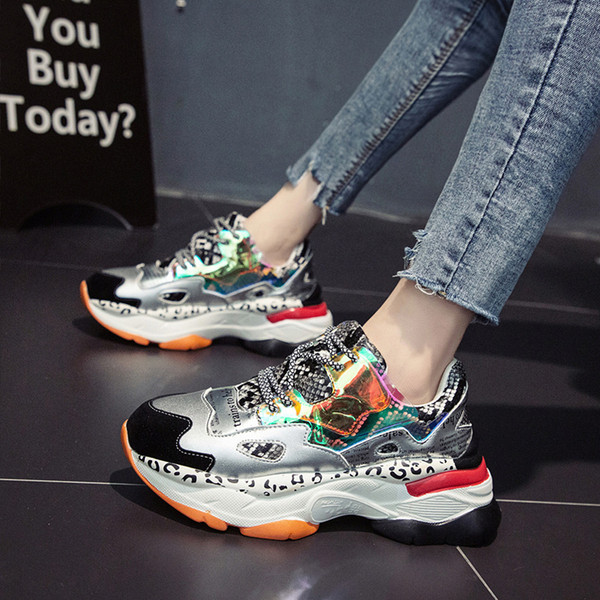 ÚJ Modern női tornacipő színes rátéttel és durva talppal