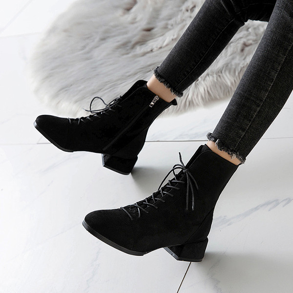 Aktuális női csizma öko velúrból, vastag sarkú fekete és barna színben