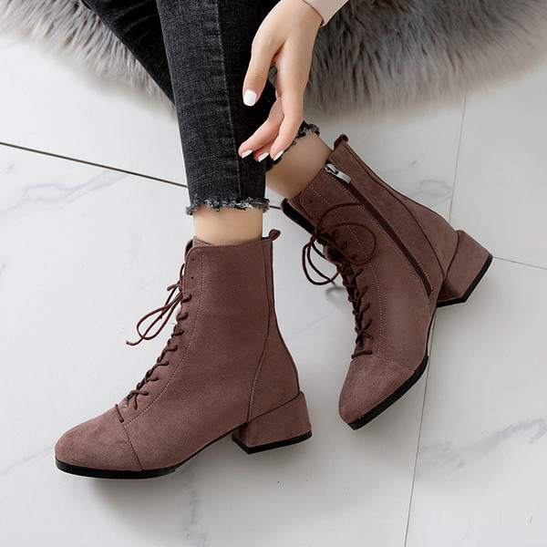 Aktuális női csizma öko velúrból, vastag sarkú fekete és barna színben