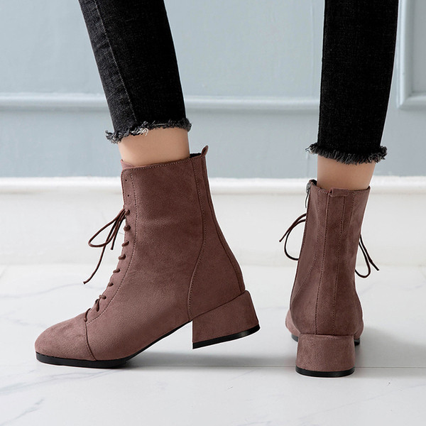 Aktuális női csizma öko velúrból, vastag sarkú fekete és barna színben