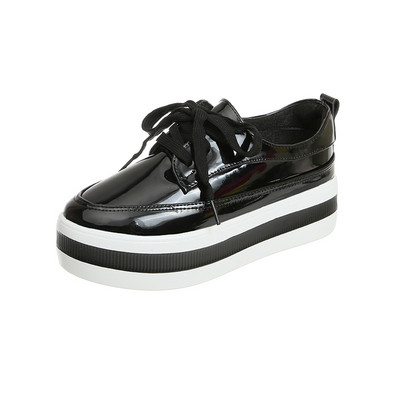 Piros és fekete fűzős modern női cipő