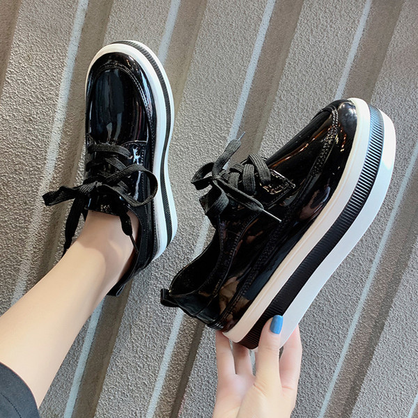 Piros és fekete fűzős modern női cipő