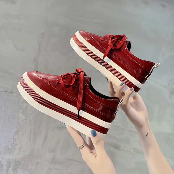 Piros és fekete fűzős modern női cipő