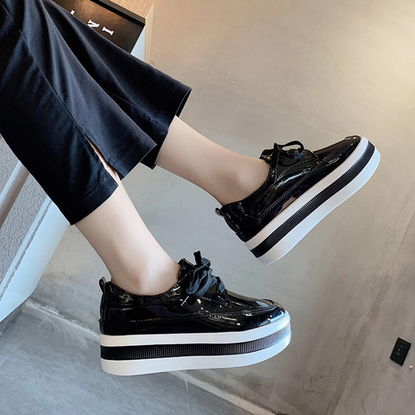 Piros és fekete fűzős modern női cipő