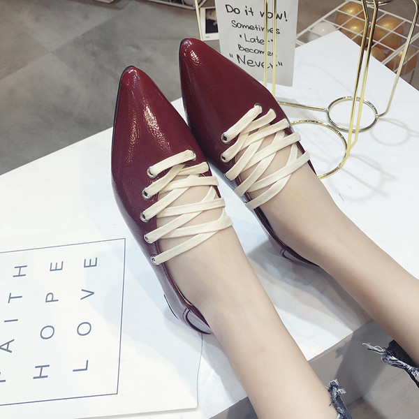 Pantofi de damă cu șireturi model ascuțit în roșu și negru